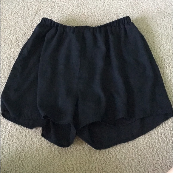 YA woman’s shorts - Picture 1 of 4